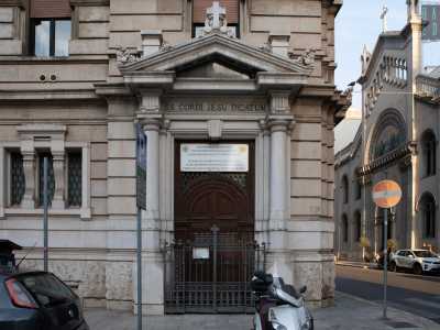 Superiamo alla nostra sinistra Palazzo Ferreri...